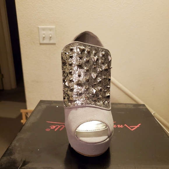 Silver heels - Picture 2 of 2